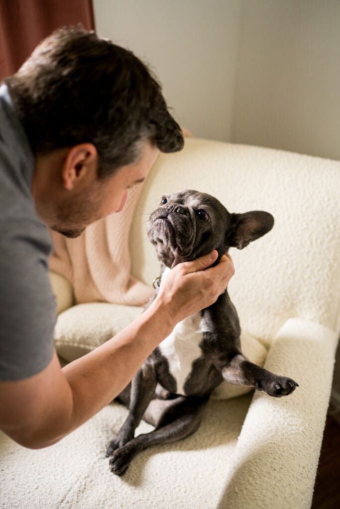 winnipeg family photographer doing shoot in home in the winter as a cozy session