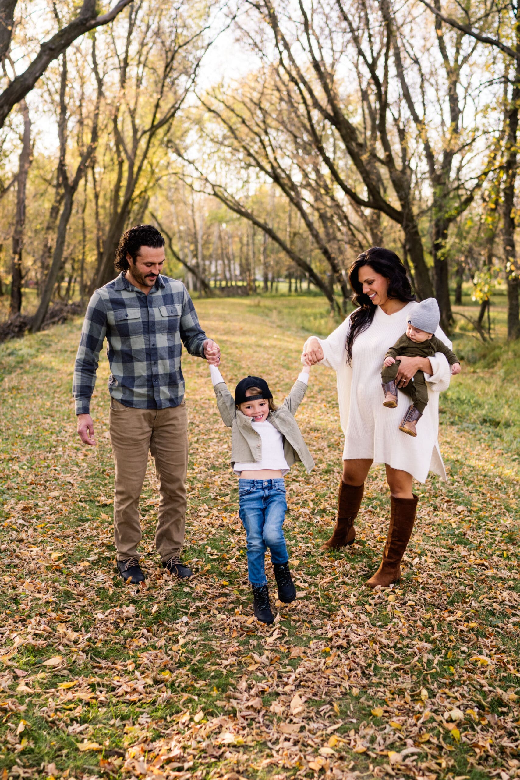 Family session with lifestyle family photographer Kalina Denault in the fall time