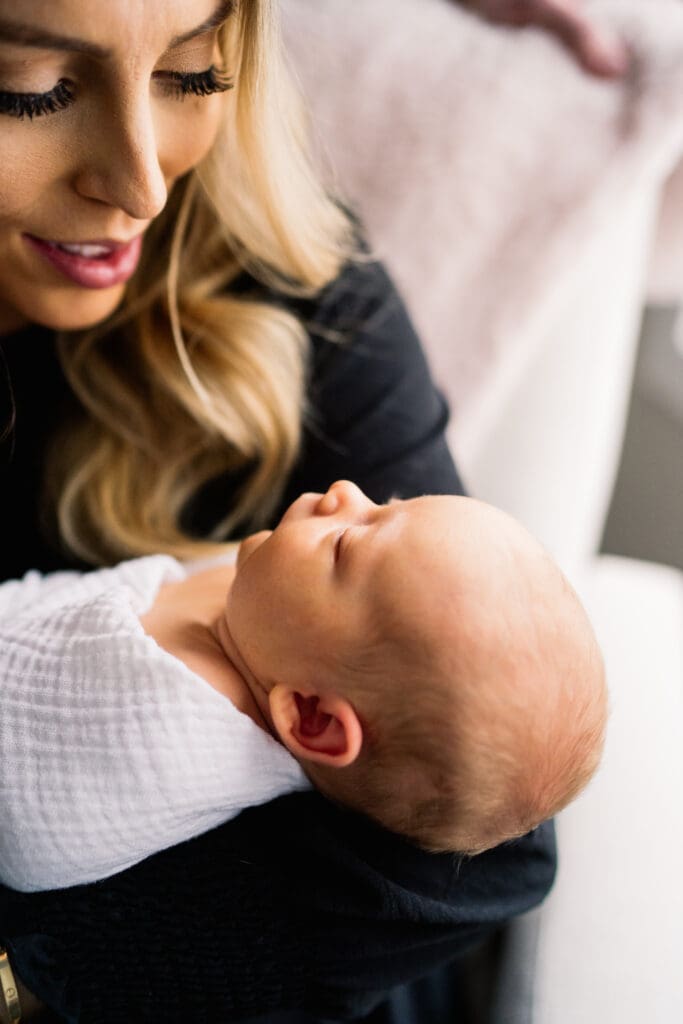 winnipeg newborn photographer who goes in home and captures a relaxed lifestyle session