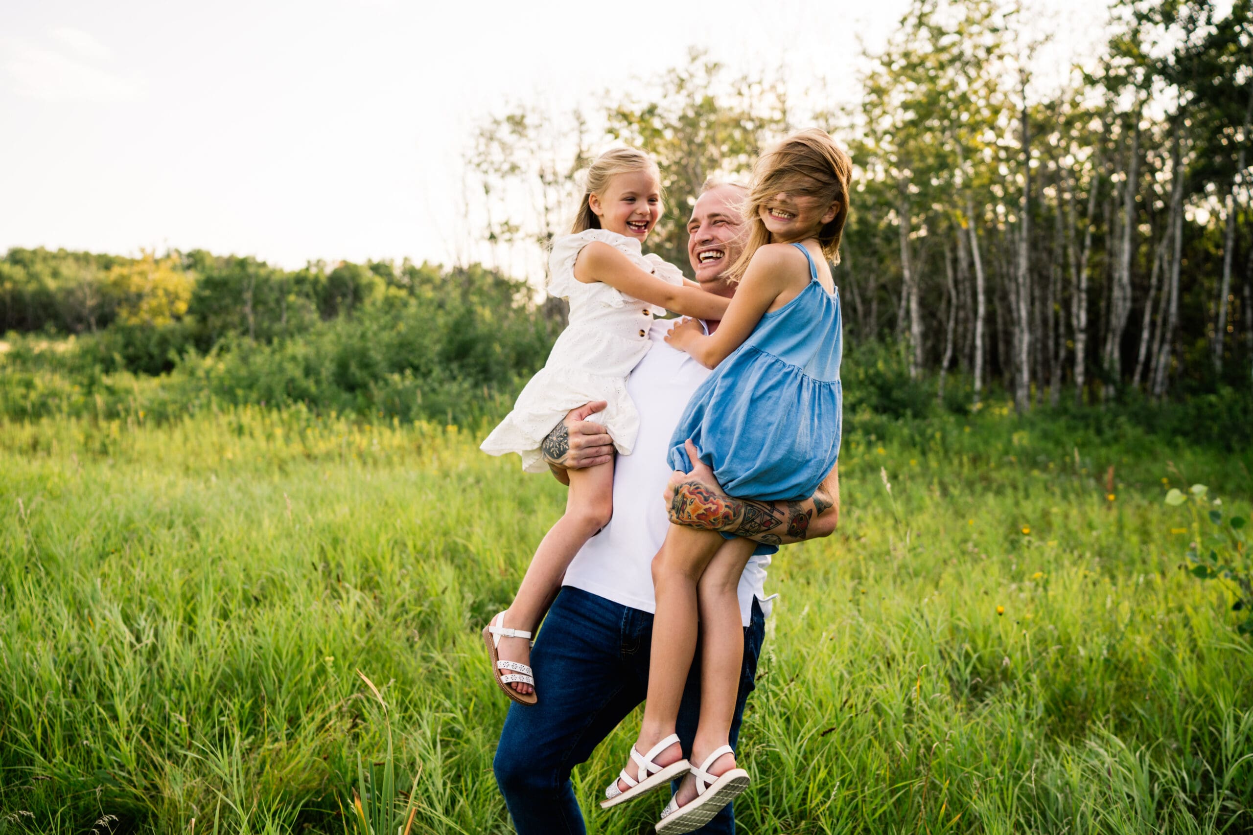 winnipeg family photographer captures family during sunset at assiniboine forest in the summer