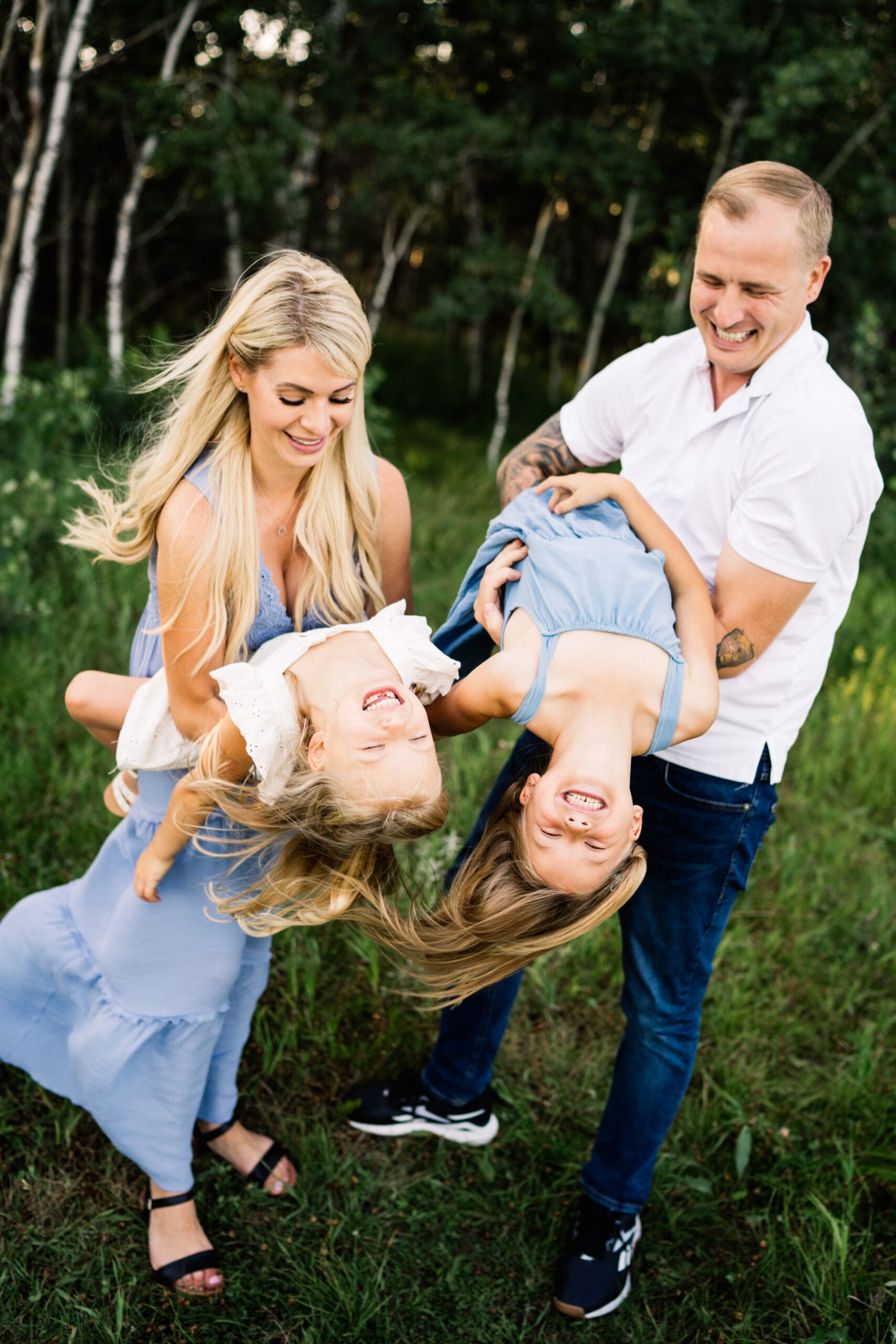 winnipeg family photographer captures family in the summer at assiniboine forest