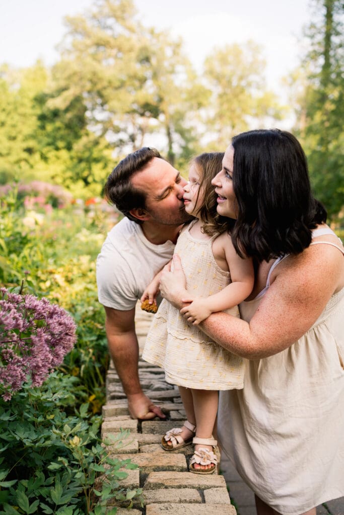 winnipeg family photographer captures family in winnipeg leo mol english garden