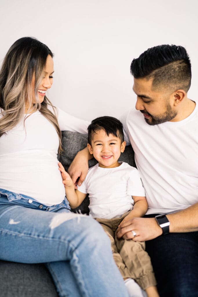 winnipeg family lifestyle photographer who captures family and maternity session in home