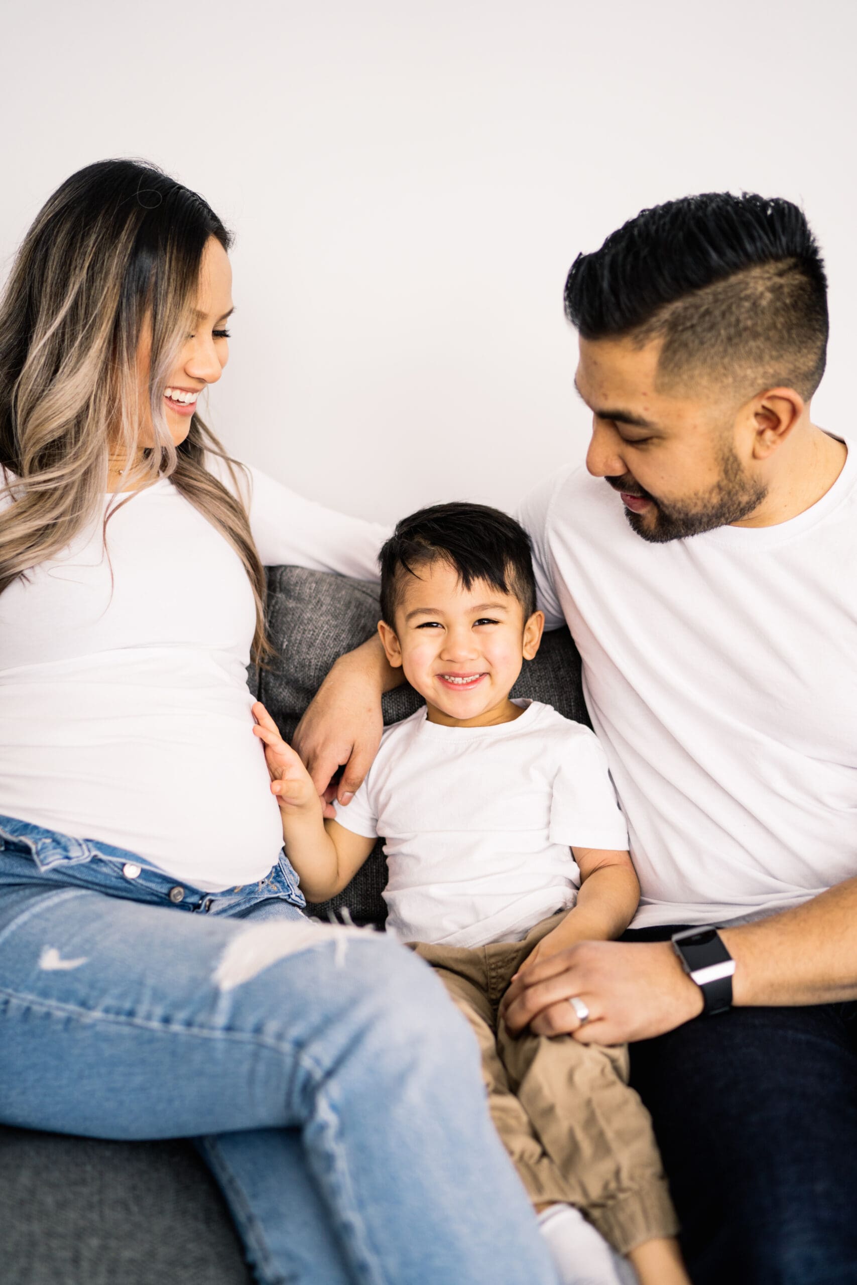 winnipeg family lifestyle photographer who captures family and maternity session in home