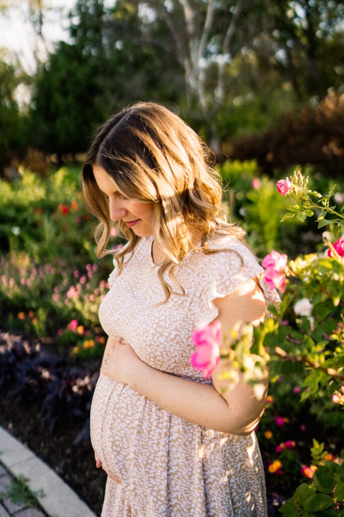 winnipeg lifestyle maternity photographer capturing maternity photos at assiniboine park leo mol english garden