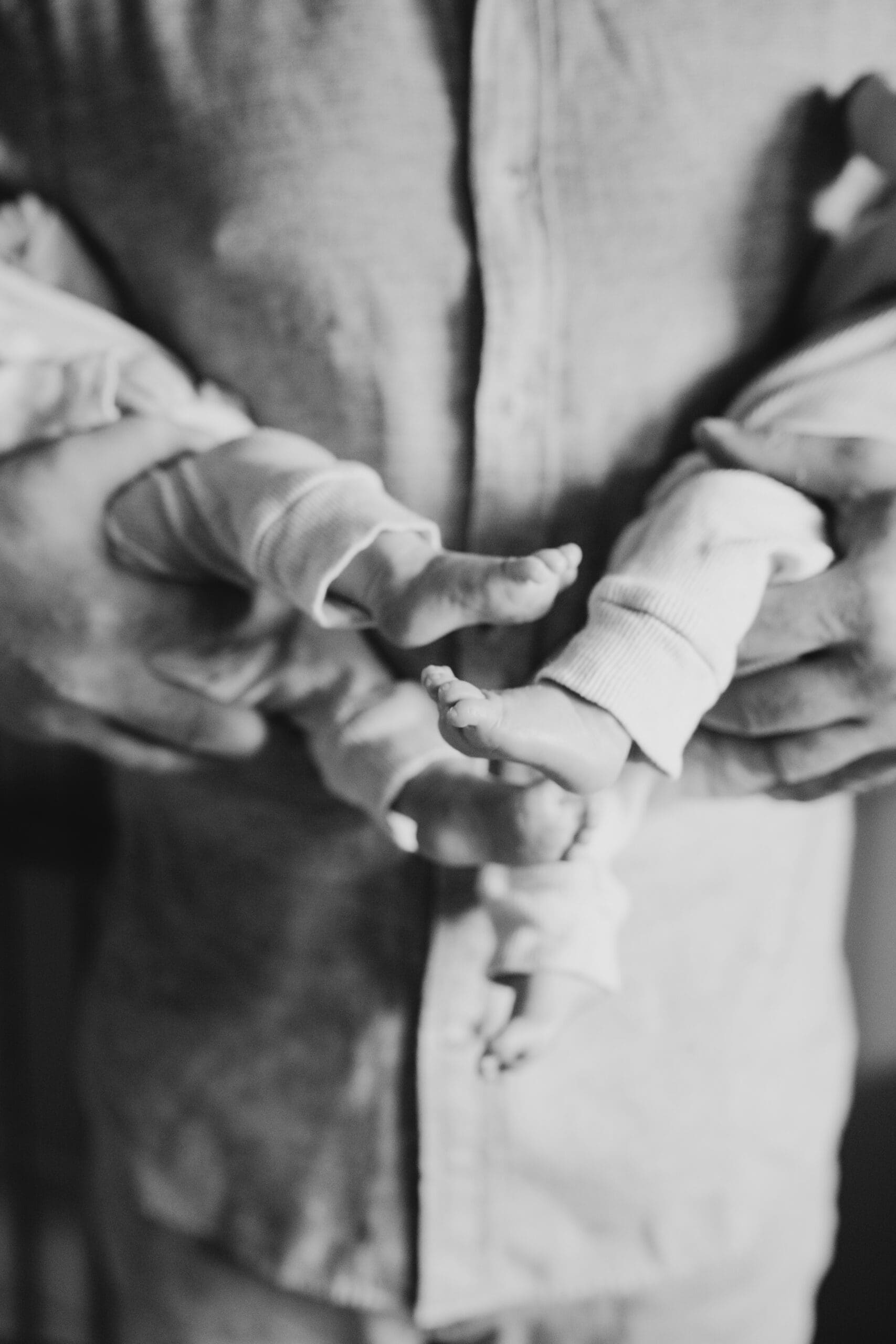 winnipeg newborn photographer capturing twin babies in a lifestyle session