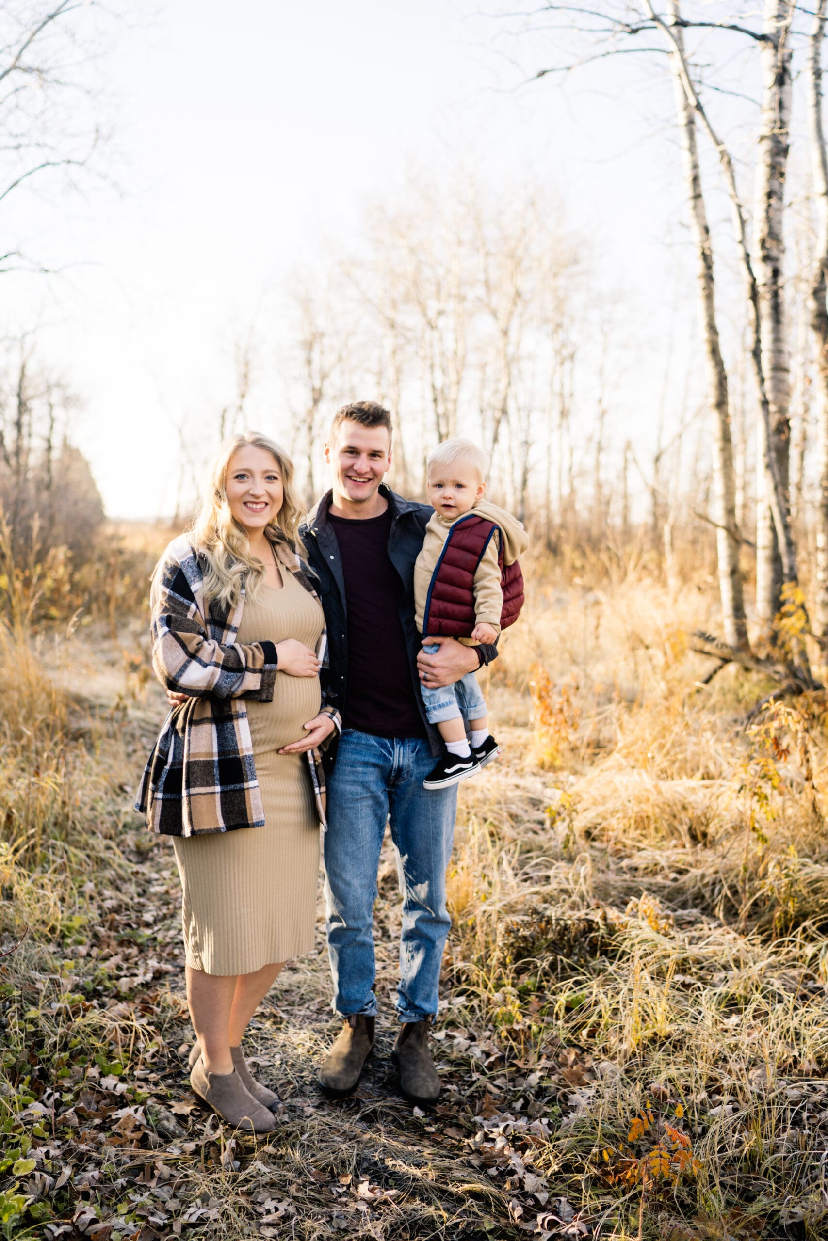 winnipeg family photographer photographs family in the fall time