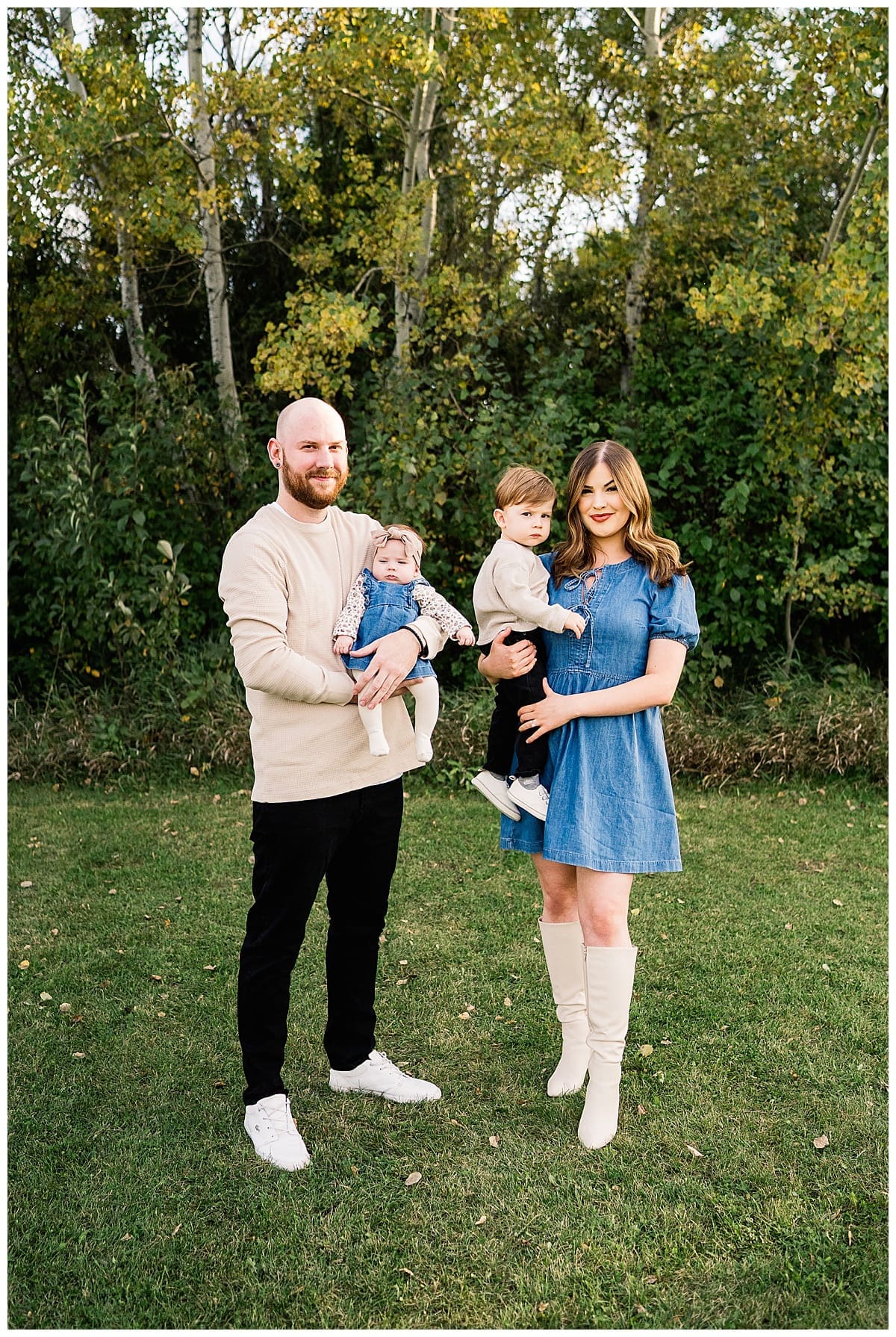 Winnipeg family photographer at Fraser Meadow Park in fall