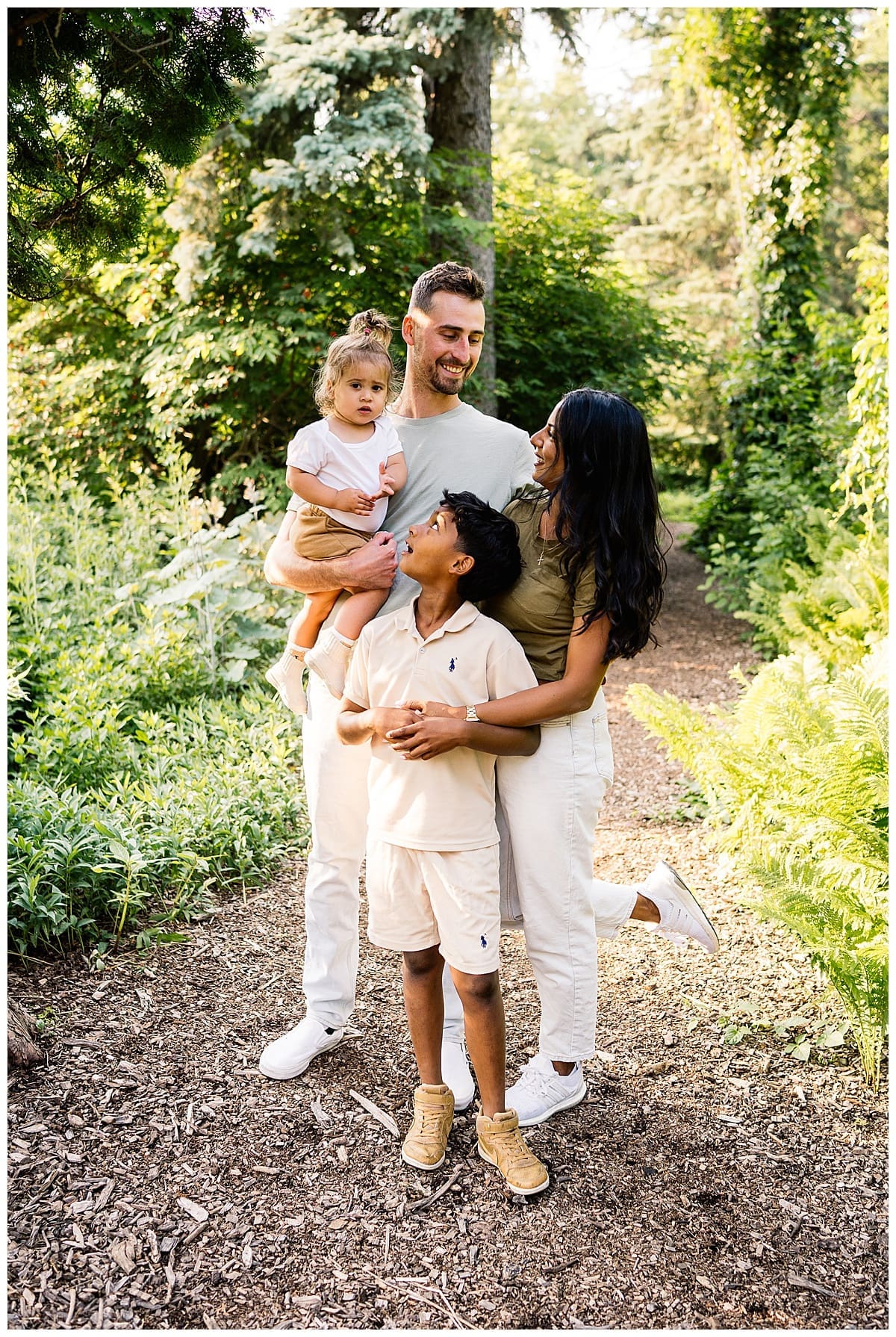 Winnipeg family photographer at Assiniboine Park with family of four