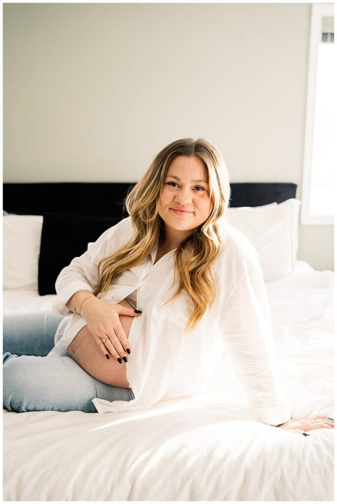 In home maternity session with Winnipeg Maternity Photograhper