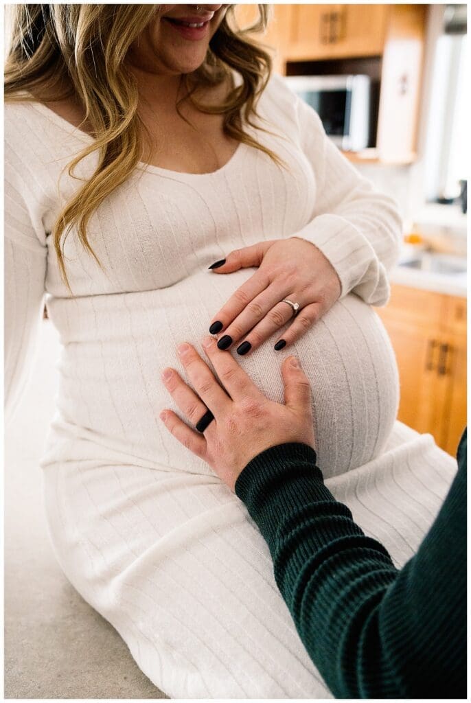 In home maternity session with Winnipeg Maternity Photograhper