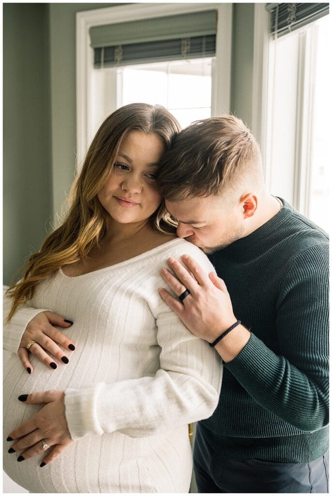 In home maternity session with Winnipeg Maternity Photograhper