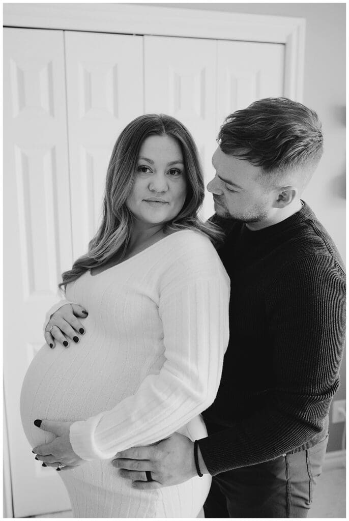 In home maternity session with Winnipeg Maternity Photograhper